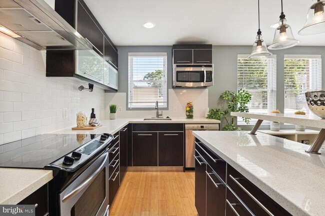 Building Photo - Beautiful 2 level condo with HUGE private ...