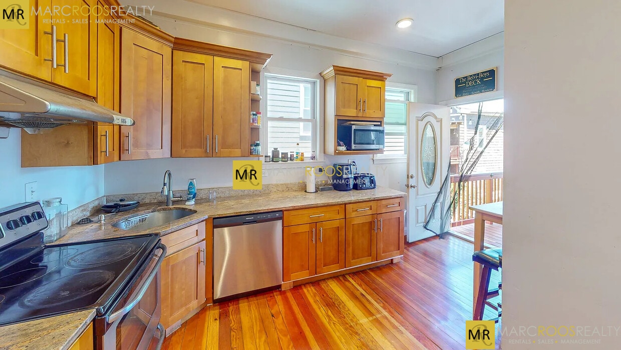 Primary Photo - 16 Carpenter St