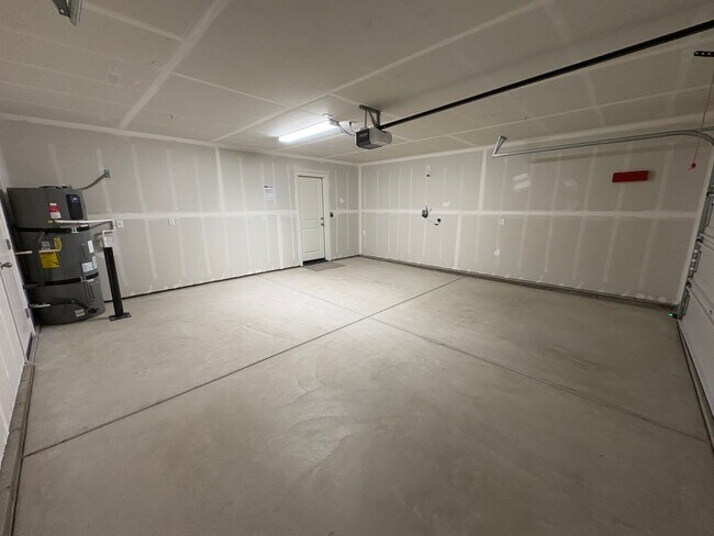 Building Photo - Newly Built Home in NE Visalia Available Now!