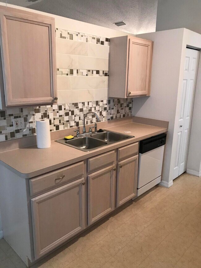 Building Photo - 3027 Pine Tree Dr