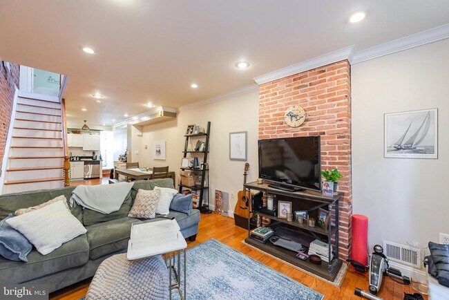 Building Photo - 927 S Kenwood Ave
