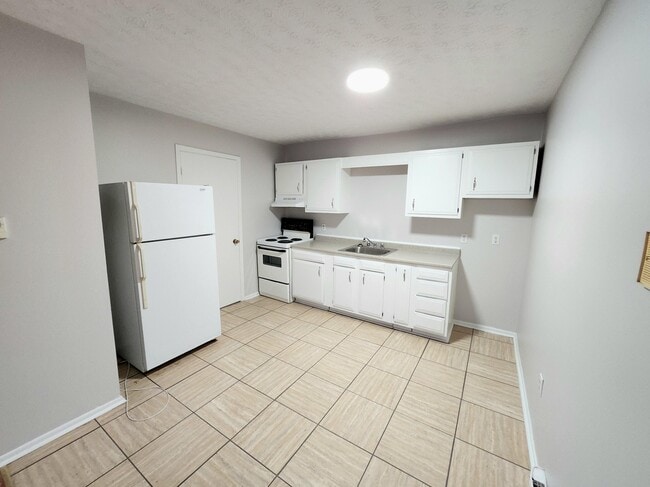 Building Photo - 8 Scott AvenueUnit 8