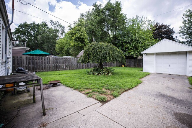 Foto del edificio - Beautifully updated two bedroom home in We...