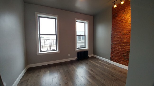 Building Photo - 329 37th St