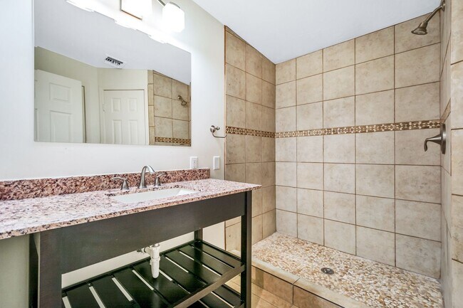 Building Photo - 6 Bed/3. 5 Bath with Pool