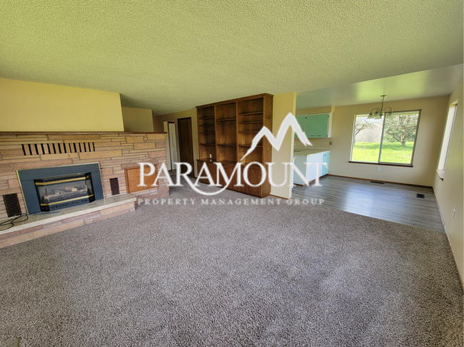 Foto del edificio - Tucked Away Upper 2 Bedroom Duplex in Port Orchard