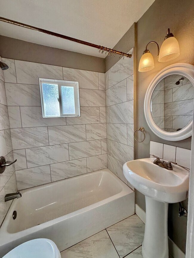 Building Photo - Cute Studio Home available NOW