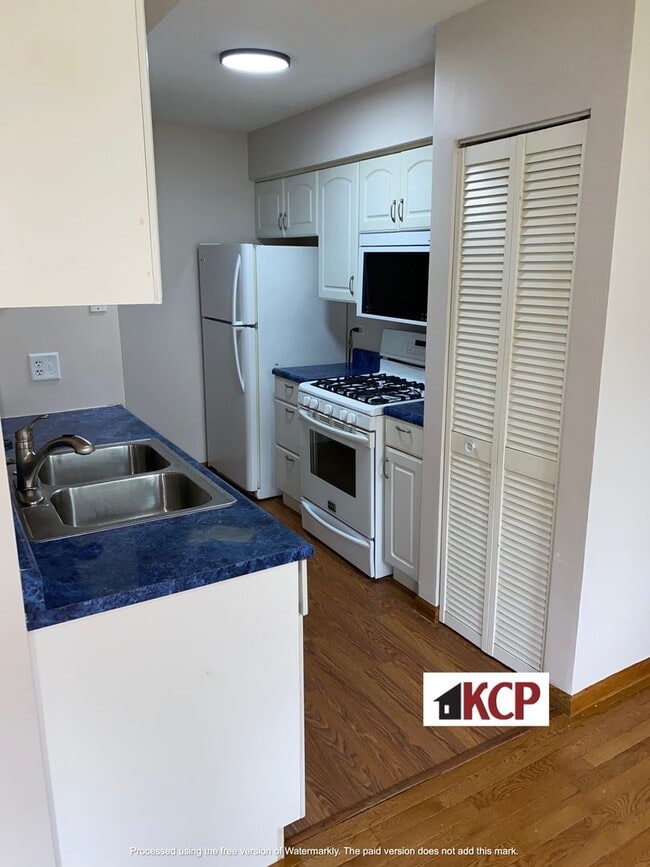 Building Photo - 2/3 Bedroom Townhouse in Gurnee School Dist