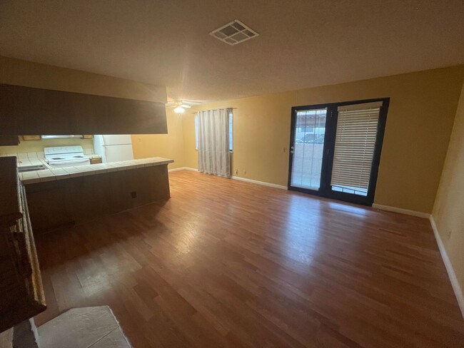 Building Photo - 1 Bedroom / 1 Bathroom condo available in ...