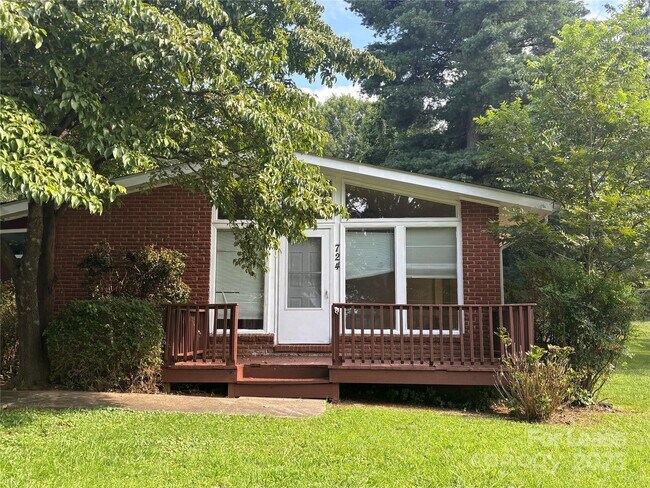 Foto del edificio - 724 Oakdale Dr