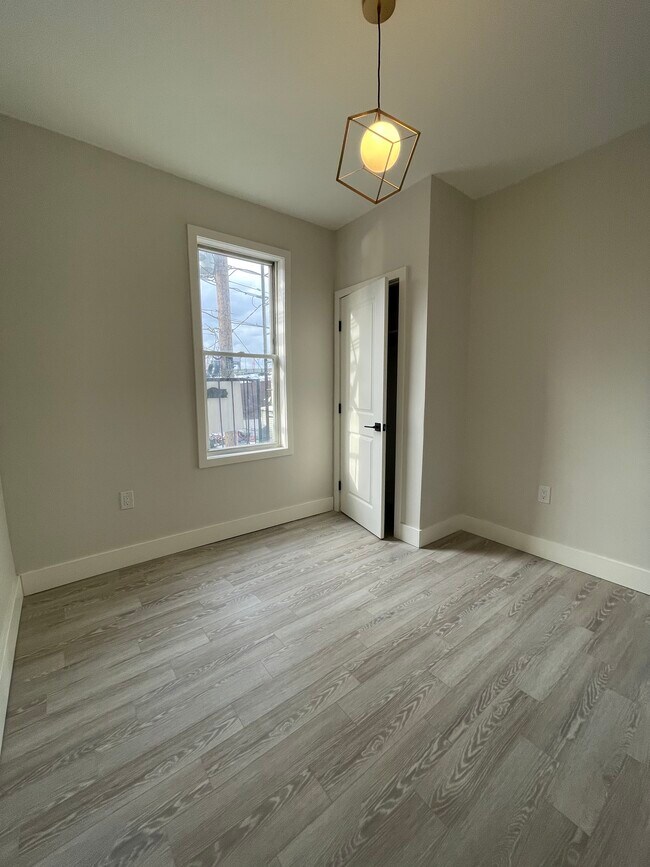 88 Wallis Ave 3R - 80 Wallis Ave