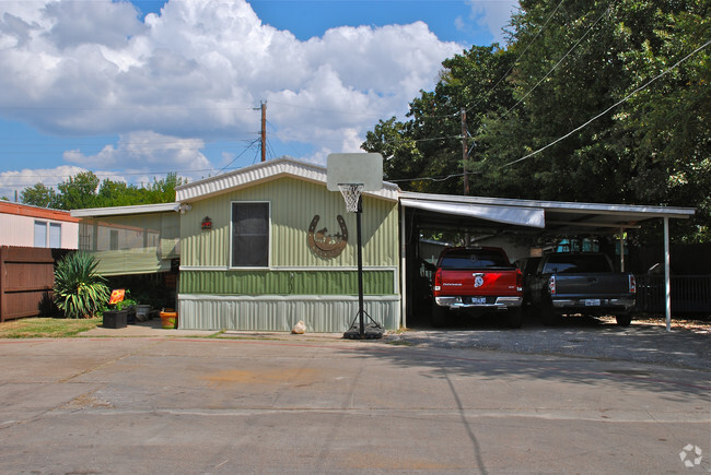 Building Photo - Oak Hollow