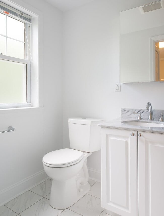 Building Photo - GREAT 2Br/1Bth available NOW. Heat/Hot Wat...