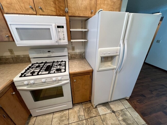 Building Photo - Well Maintained Three Bedroom Home in South Salem with Fenced Backyard