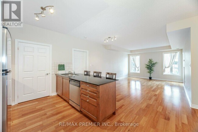 Photo du bâtiment - 4620-4620 Hwy 7