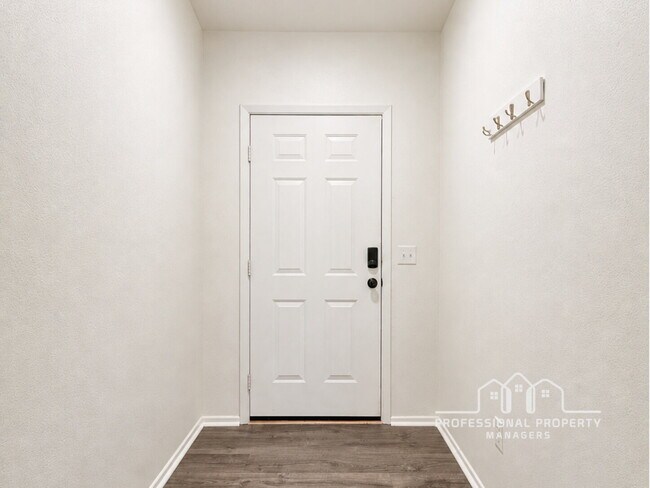 Foto del edificio - 3-bedroom, 2-bathroom home in Desert Sky