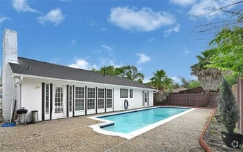 Building Photo - 15611 Rolling Timbers Dr