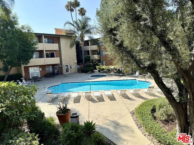 Foto principal - 15425 Sherman Way
