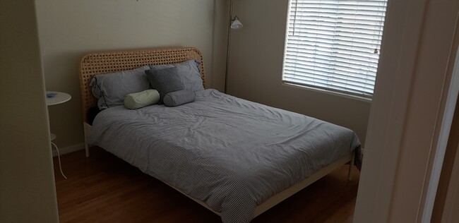 Furnished bedroom - 5335 E Shea Blvd