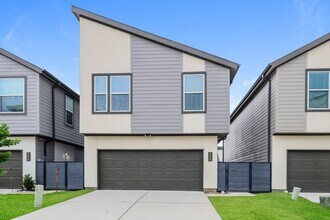 Building Photo - 446 S Centro Cir
