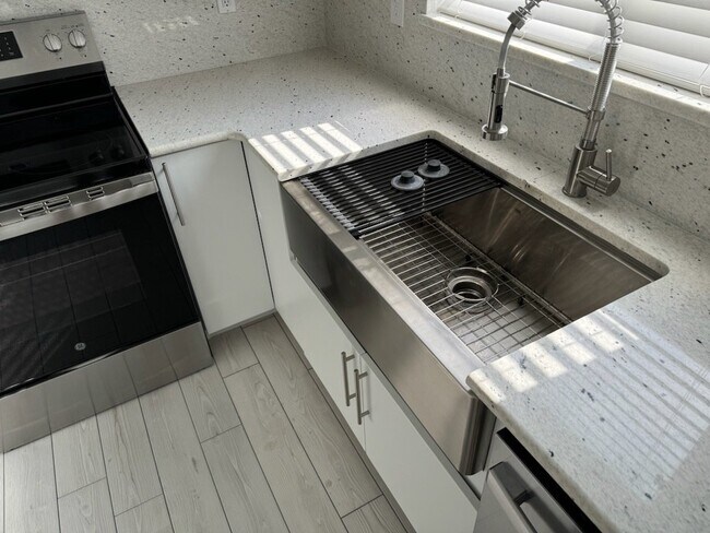 Building Photo - 3 bedroom - Descendant