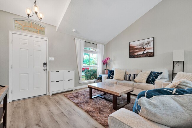 Foto del edificio - Charming 3 Bed 2.5 Bath Home in Woodlake Meadows Community