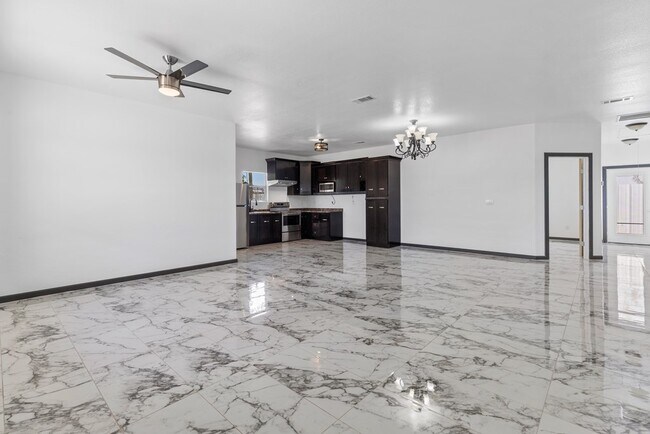 Foto del edificio - 10799 E Drake St