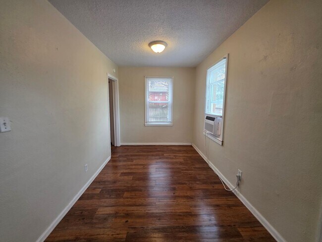 Foto del edificio - 3BR/1BA home with screened patio