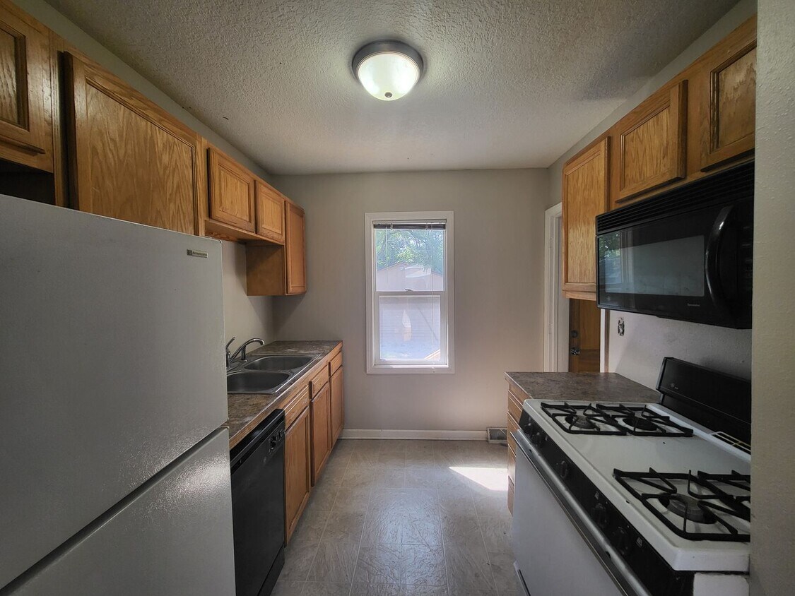 Building Photo - 2 Bedroom, 1 Bathroom Home with Detached G...