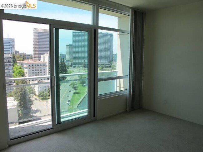 Foto del edificio - 1 Lakeside Dr