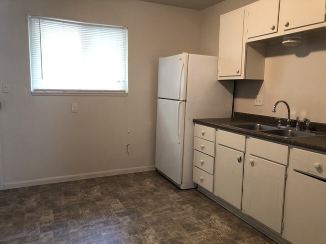 Building Photo - Upper 4 Plex Apartment