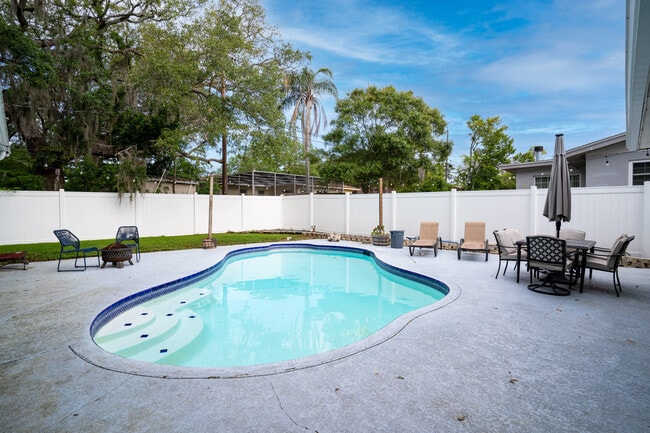 Building Photo - 2076 Burnice Dr