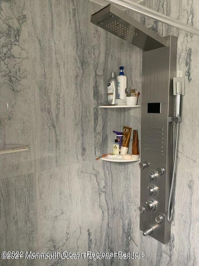 Foto del edificio - 295 Roosevelt Ave