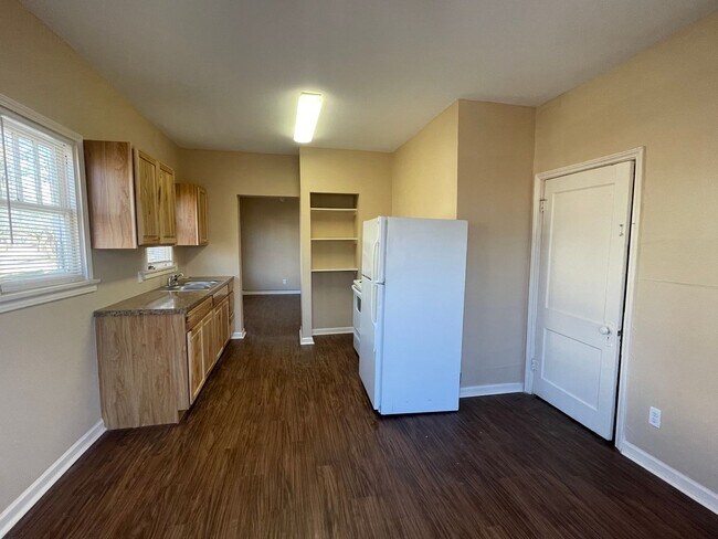 Building Photo - Downstairs One Bedroom One Bathroom w/ Was...