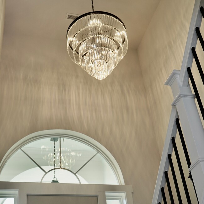 Make a grand entrance every day with this stunning fixture that welcomes you home with style and ele - 1013 Parkwood Ave