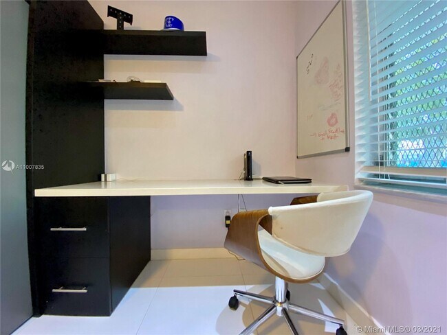 Foto del edificio - 7300 Byron Ave