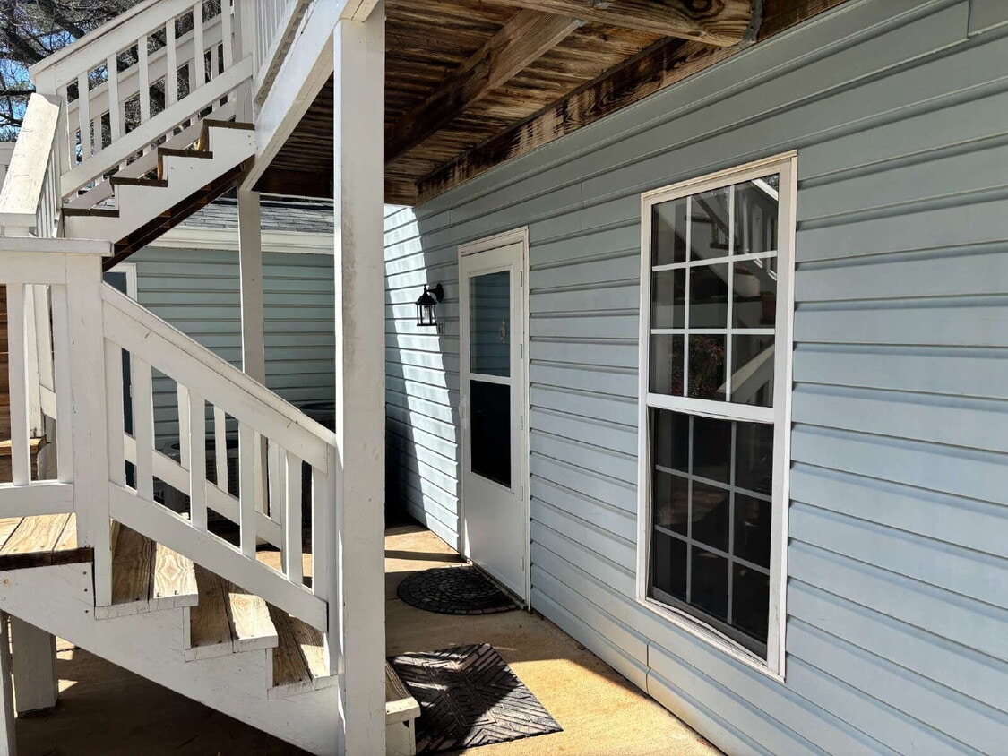 Photo - Modern Living in a Serene Setting: 617 Balfour Road