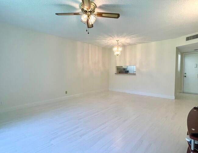 Building Photo - 5130 Las Verdes Cir