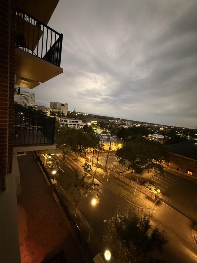 Foto del edificio - 215 W College Ave