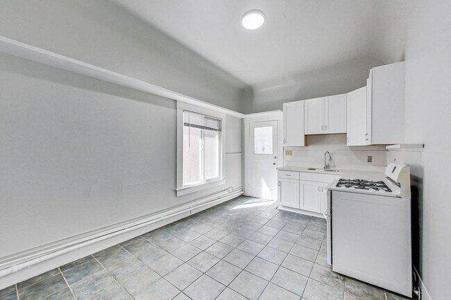 Building Photo - Spacious, light filled upper unit in great...