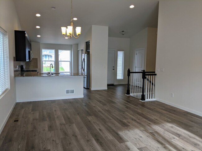 Foto del edificio - Immaculate 4 Bed 4 Bath Home in School District 20!!!