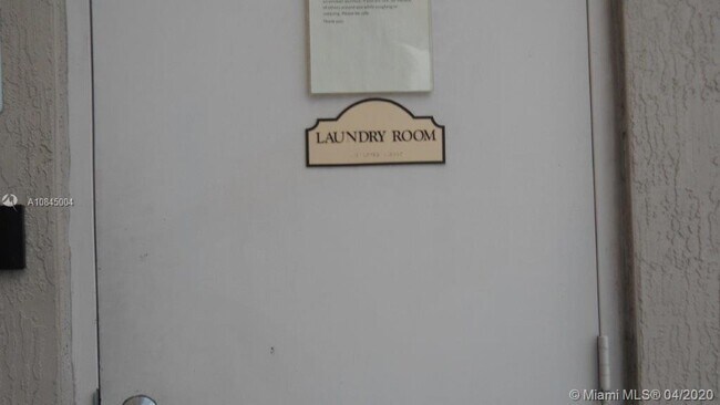 Foto del edificio - 9751 W Okeechobee Rd