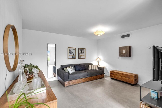 Building Photo - 820 Salzedo St