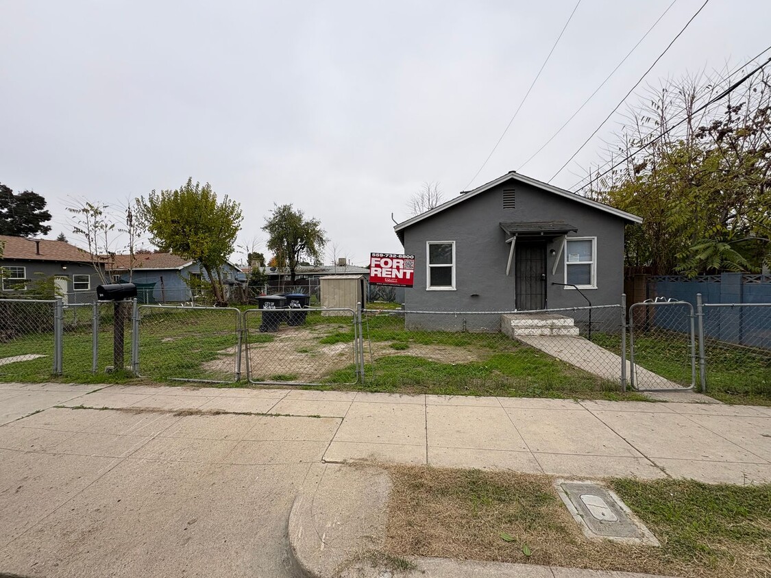 Foto principal - Cozy NE Home On Spacious Lot Available Now!