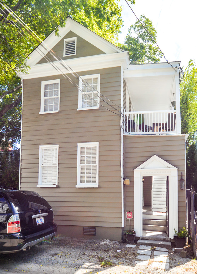 Foto del edificio - Downtown Charleston Duplex!