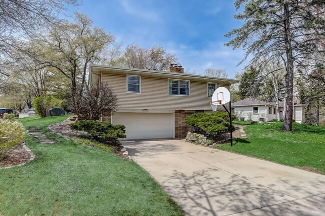 Building Photo - Charming Bi-Level Home in Sunset Village -...