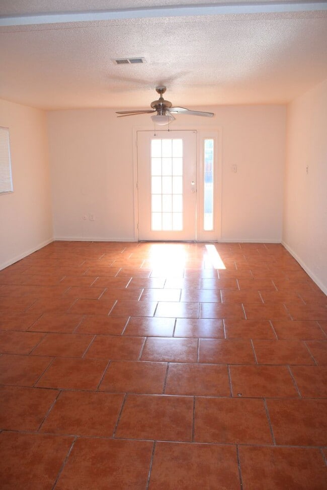 Foto del edificio - 10801 Donna Marie Dr