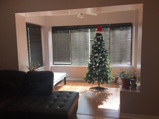 Front sunroom - 4220 N Francisco Ave