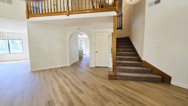 Foto del edificio - "Spacious, Sunlit Home in a Peaceful Ranch...