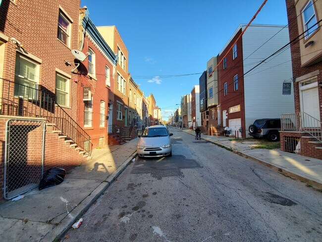 Building Photo - 1725 Fontain St
